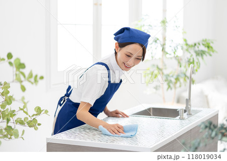 キッチンを掃除する家事代行サービスの女性 キッチンを掃除する家事代行サービスの女性 118019034