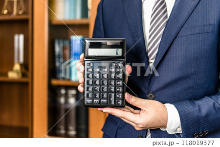 電卓とビジネスマン 118019377