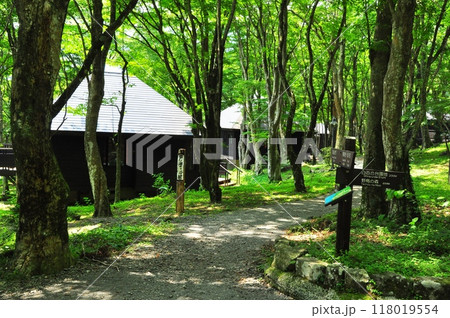 箱根町 芦ノ湖キャンプ村のケビン棟と道しるべ 箱根町 芦ノ湖キャンプ村のケビン棟と道しるべ 118019554