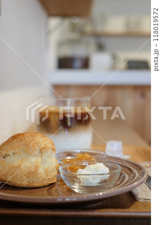 ナチュラルなカフェのカフェラテとスコーン ナチュラルなカフェのカフェラテとスコーン 118019572