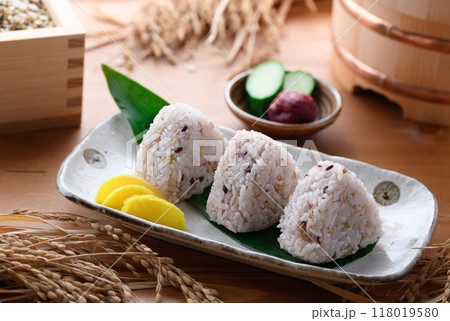 雑穀米で作った おにぎり ( 雑穀おにぎり 三十雑穀 ) 雑穀米で作った おにぎり ( 雑穀おにぎり 三十雑穀 ) 118019580