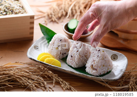 雑穀米で作った おにぎり ( 雑穀おにぎり 三十雑穀 ) 雑穀米で作った おにぎり ( 雑穀おにぎり 三十雑穀 ) 118019585