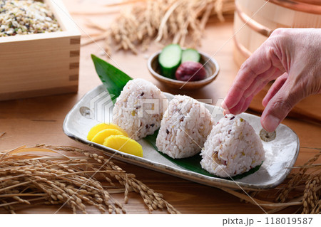 雑穀米で作った おにぎり ( 雑穀おにぎり 三十雑穀 ) 雑穀米で作った おにぎり ( 雑穀おにぎり 三十雑穀 ) 118019587