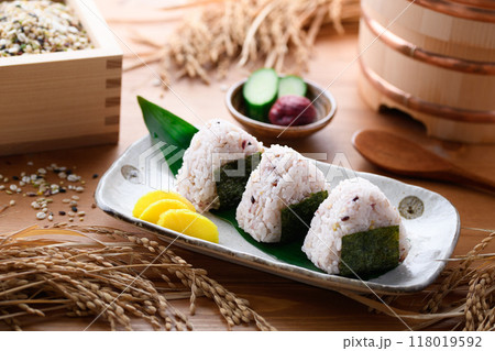 雑穀米で作った おにぎり （ 雑穀おにぎり 三十雑穀 ） 118019592