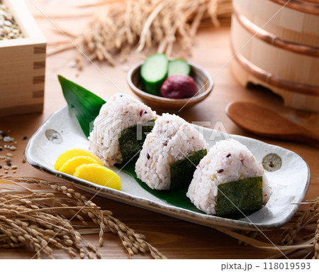 雑穀米で作った おにぎり （ 雑穀おにぎり 三十雑穀 ） 118019593