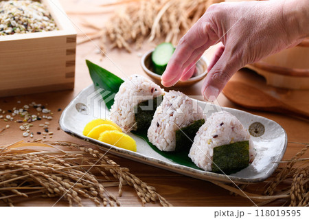 雑穀米で作った おにぎり （ 雑穀おにぎり 三十雑穀 ） 118019595