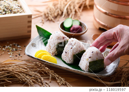 雑穀米で作った おにぎり （ 雑穀おにぎり 三十雑穀 ） 118019597