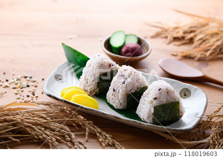 雑穀米で作った おにぎり （ 雑穀おにぎり 三十雑穀 ） 118019603