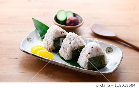 雑穀米で作った おにぎり （ 雑穀おにぎり 三十雑穀 ） 118019604
