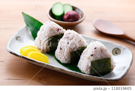 雑穀米で作った おにぎり （ 雑穀おにぎり 三十雑穀 ） 118019605