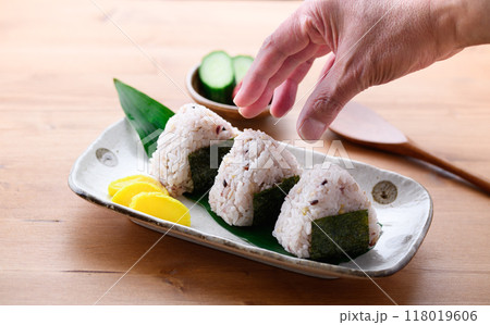 雑穀米で作った おにぎり （ 雑穀おにぎり 三十雑穀 ） 118019606