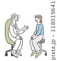 医師に相談をする若い女性 118019641