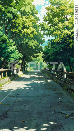 緑の森の中を抜ける道、青空と白い雲 118019855