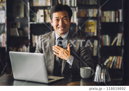 書斎・執務室・社長室にいる中年アジア人男性ビジネスマン（弁護士・役員・教授・法律事務所） 118019892