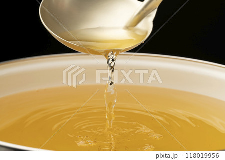 だし汁 お玉でだし汁をすくう だし汁 お玉でだし汁をすくう 118019956