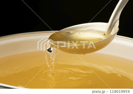 だし汁 お玉でだし汁をすくう だし汁 お玉でだし汁をすくう 118019959