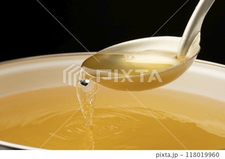 だし汁 お玉でだし汁をすくう だし汁 お玉でだし汁をすくう 118019960