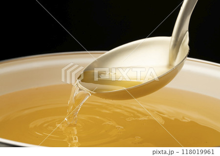 だし汁 お玉でだし汁をすくう だし汁 お玉でだし汁をすくう 118019961