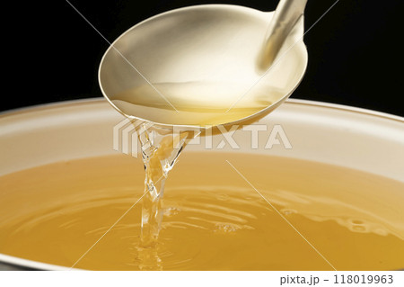 だし汁 お玉でだし汁をすくう だし汁 お玉でだし汁をすくう 118019963
