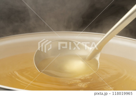 だし汁　お玉でだし汁をすくう 118019965