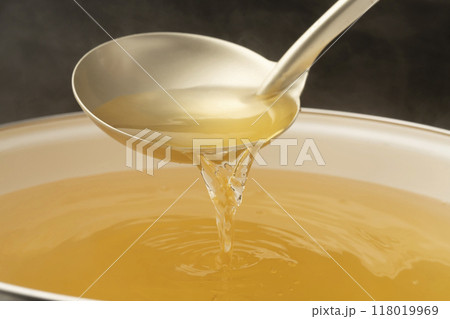 だし汁　お玉でだし汁をすくう 118019969