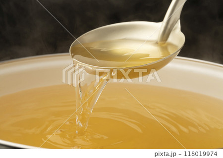 だし汁　お玉でだし汁をすくう 118019974