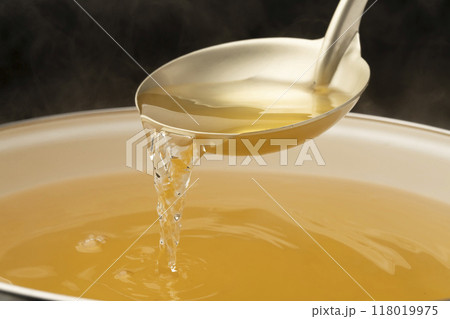だし汁　お玉でだし汁をすくう 118019975