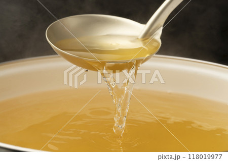 だし汁　お玉でだし汁をすくう 118019977