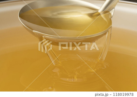 だし汁 お玉でだし汁をすくう だし汁 お玉でだし汁をすくう 118019978