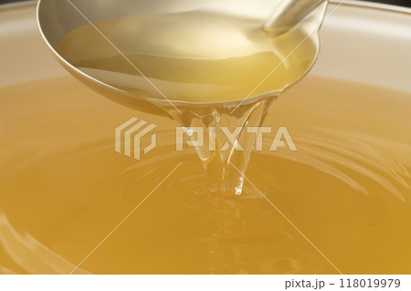 だし汁　お玉でだし汁をすくう 118019979