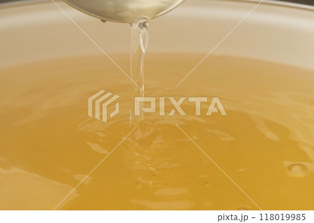 だし汁　お玉でだし汁をすくう 118019985