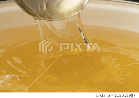 だし汁　お玉でだし汁をすくう 118019987