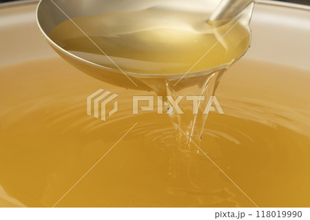 だし汁　お玉でだし汁をすくう 118019990