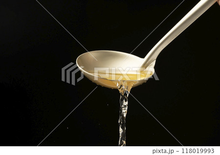 だし汁　お玉でだし汁をすくう 118019993