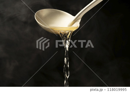 だし汁 お玉でだし汁をすくう だし汁 お玉でだし汁をすくう 118019995