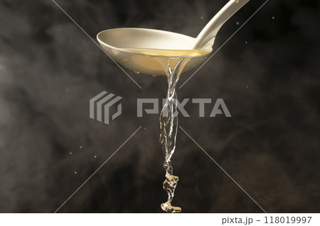 だし汁 お玉でだし汁をすくう だし汁 お玉でだし汁をすくう 118019997