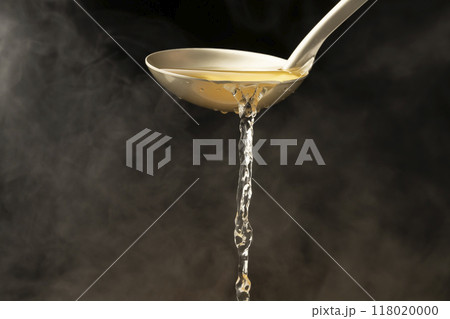 だし汁　お玉でだし汁をすくう 118020000