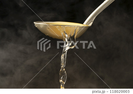 だし汁　お玉でだし汁をすくう 118020003