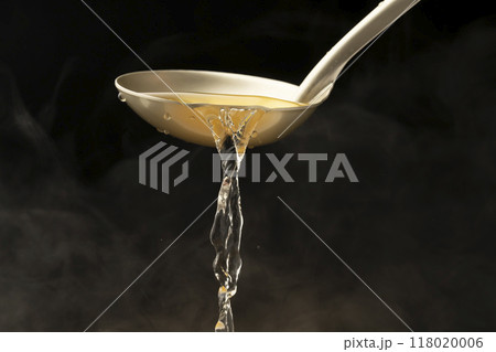 だし汁　お玉でだし汁をすくう 118020006