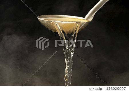 だし汁　お玉でだし汁をすくう 118020007