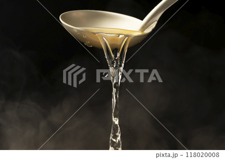 だし汁 お玉でだし汁をすくう だし汁 お玉でだし汁をすくう 118020008