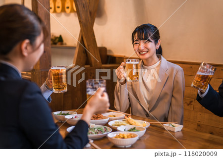 居酒屋・飲み屋で談笑する男女のサラリーマン 居酒屋・飲み屋で談笑する男女のサラリーマン 118020009