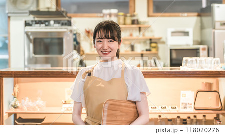 カフェ・レストラン・飲食店で働くウェイトレス・ホールスタッフをする女性 カフェ・レストラン・飲食店で働くウェイトレス・ホールスタッフをする女性 118020276