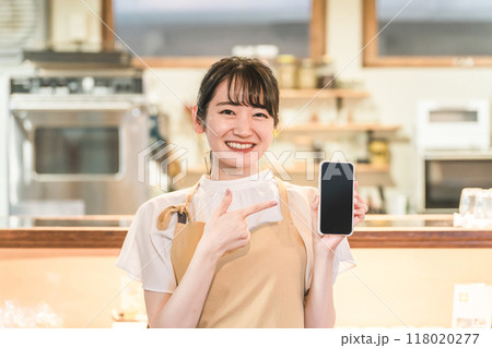 カフェ・レストラン・飲食店で働くウェイトレス・ホールスタッフをする女性（スマホ・モバイルオーダー） 118020277