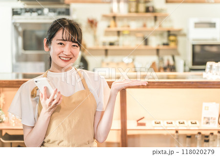 カフェ・レストラン・飲食店で働くウェイトレス・ホールスタッフをする女性（スマホ・モバイルオーダー） 118020279