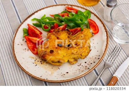 Portion of chicken leg and vegetable salad Portion of chicken leg and vegetable salad 118020334