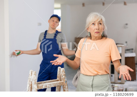 Woman dissatisfied with progress of repair works 118020699