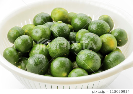 水切りザルに入った四季柑 118020934