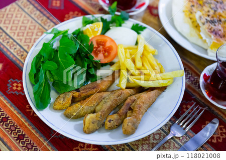 Pan-fried red mullet with fries, tomato, greens and lemon 118021008