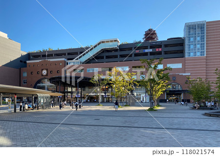 大分駅中央口と駅前ロータリー広場 118021574